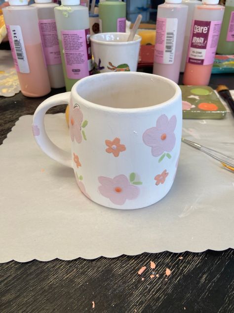 Drawing Mugs Ideas, Pottery Painting For Beginners, Cute Mug Ideas Paint, Pottery Pot Painting Ideas, Mug Inspo Painting, Pottery Mug Designs Painted, Easy Pottery Painting Designs, Diy Mugs Designs, Paint Me Mine Ideas