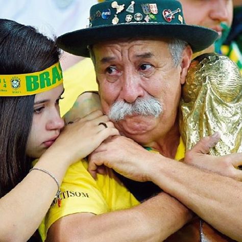 “Clovis Acosta Fernandes "Gaúcho da Copa", famous football supporter for Brazil has sadly passed away at the aged of 60, after a nine year battle against…” Brazil Fans, World Cup Semi Final, Brazil World Cup, World Cup Final, World Cup 2014, Football Funny, 12th Man, Semi Final, Football Fans