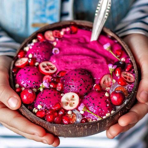 Satisfy your ice crea cravings by having this healthy and refreshing nice cream! It is frozen fruits with chia seeds makes such a thick and creamy concoction! Pink Pitaya, Nice Cream Recipe, Breakfast Smoothie Bowl, Best Smoothie, Frosé, Frozen Fruits, Frozen Cranberries, Rainbow Food, Smoothie Bowl Recipe