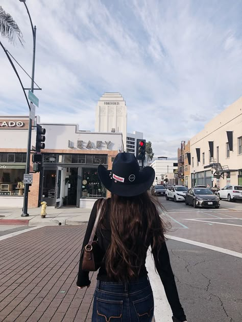 Western American hat co American Hat Co, Story Poses, Western Ootd, American Hat, Dutton Ranch, Western Wear Outfits, Looks Country, Western Life, Cowgirl Aesthetic