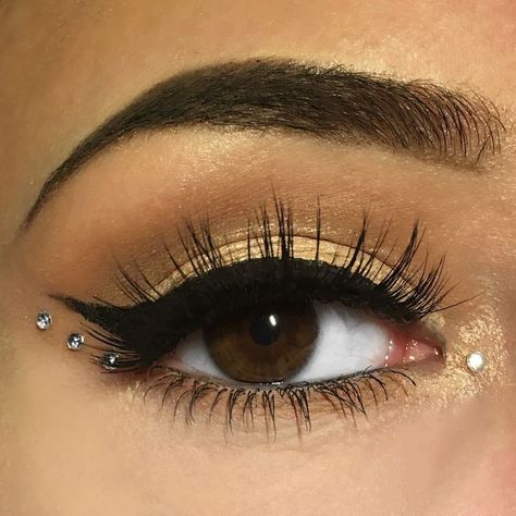 Eyeliner And Gems Makeup, Eye Makeup Ideas With Gems, Sequence Eye Makeup, Cute Gem Makeup, Subtle Euphoria Makeup, Eye Make Up With Rhinestones, Eyeliner Gem Makeup, Eyeliner Looks With Gems, Eyeshadow Gem Looks