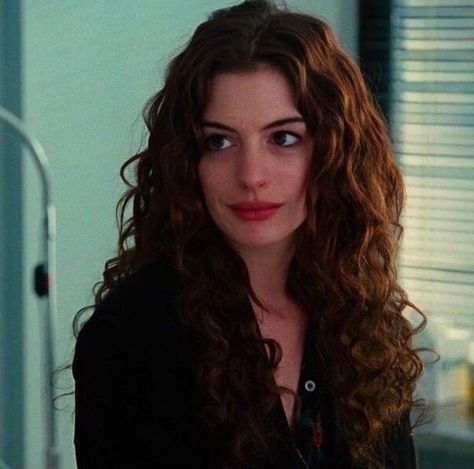 Iconic on Instagram: “Anne Hathaway as Maggie in “Love and other drugs”🥀” Anne Hathaway Hair, Anne Hathaway, Dream Hair, Long Curly Hair, Curly Girl, Long Curly, Wavy Hair, Hair Goals, Pretty Woman