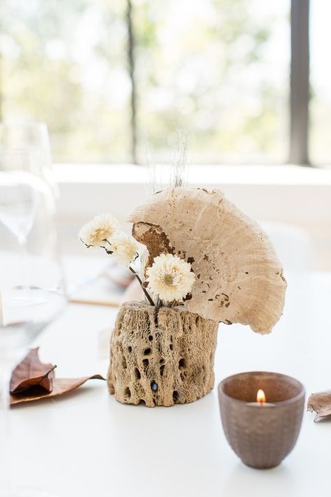 Minimalist Wedding Flowers, Wabi Sabi Wedding, Wedding Flowers Centerpieces, Modern Wabi Sabi, Ideas Wedding Party, Flowers Centerpieces, Sunday Kind Of Love, Table Setting Inspiration, Bridal Shower Inspiration