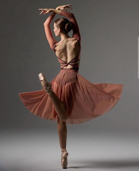 Easy Ballet Poses, Ballet Photoshoot Poses, Jazz Photoshoot, Ballet Photography Poses, Ballet Photoshoot, Dance Problems, Dancing Poses, Ballet Dance Photography, Dancer Lifestyle