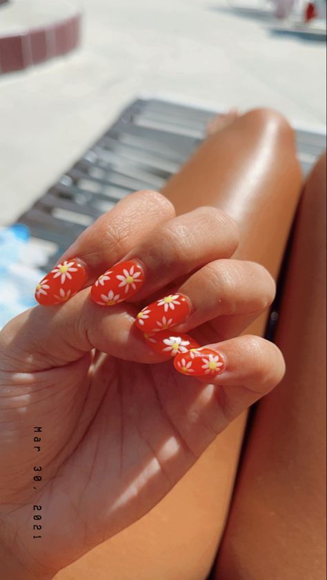 Orange Daisy Nails, Bright Flower Nails, Orange Nails With Flowers, Daisy Flower Nails, Orange Flower Nails, Tropical Flower Nails, Red Orange Nails, Sunshine Nails, Bright Orange Nails