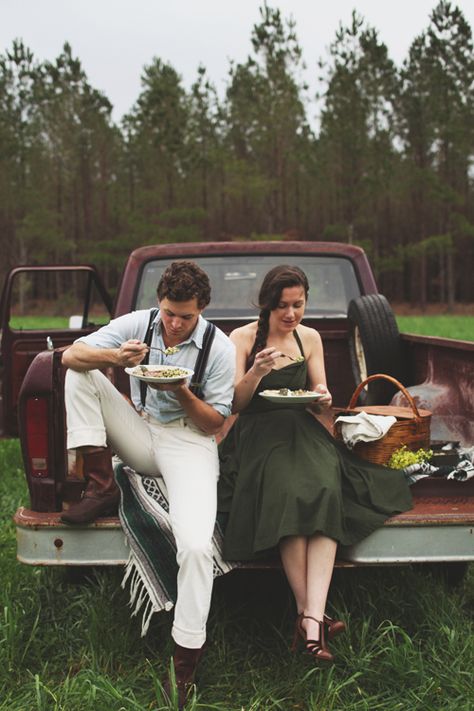 picnic in the back of a car 1940s Makeup, Picnic Inspiration, Pick Up Truck, Old Pickup, People Eating, People Living, Pickup Truck, Simple Life, Real People