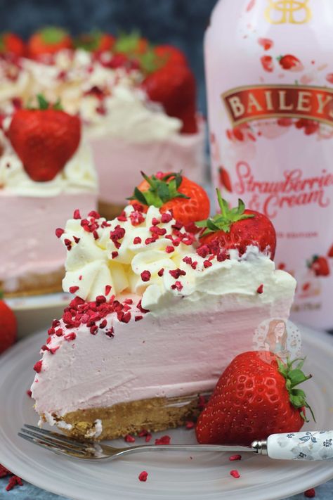 Baileys Strawberry And Cream, Strawberries And Cream Baileys, Baileys Poke Cake, Baileys Recipes Drinks, Strawberries And Cream Recipe, Baileys Dessert, Strawberry Cream Pie, Baileys Drinks, Baileys Cheesecake