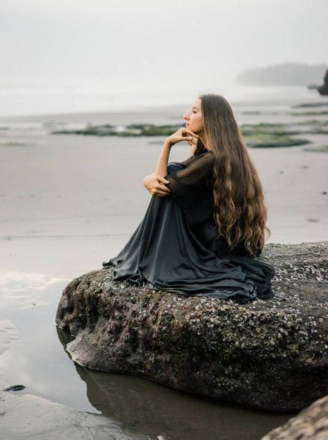 Moody Engagement Photos, Beautiful Engagement Photos, Beach Bali, Photographie Portrait Inspiration, Photography Tools, Beach Photography Poses, Beach Portraits, Secret Agent, Black Sand Beach