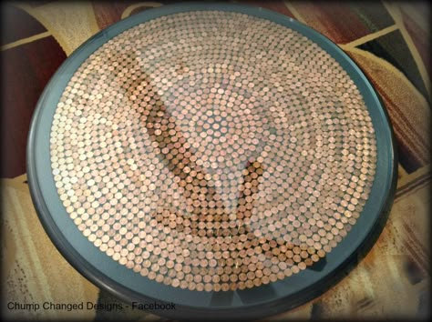 Penny Table - Lots of cool stuff to do with pennies. Love the Bar and earrings!! Penny Crafts, Penny Table, Pennies From Heaven, Patio Table, Diy Projects To Try, Round Table, Decoration Table, Home Projects, Fun Crafts