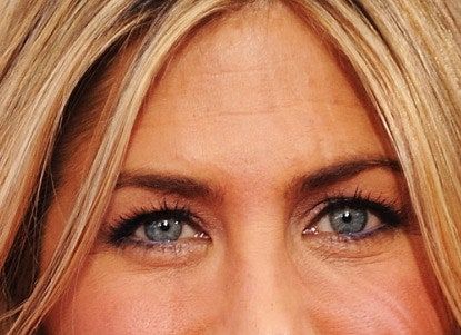 Trick From Jennifer Aniston's Makeup Artist: Enhance Blue Eyes With Warm Brown Shadow | Glamour Jennifer Aniston Eye Makeup, Light Eyes Makeup, Make Up Hooded Eyes, Jennifer Aniston Makeup, Eyebags Makeup, Eye Bags Makeup, Jennifer Anniston Style, Bel Air Los Angeles, Interaction Posts