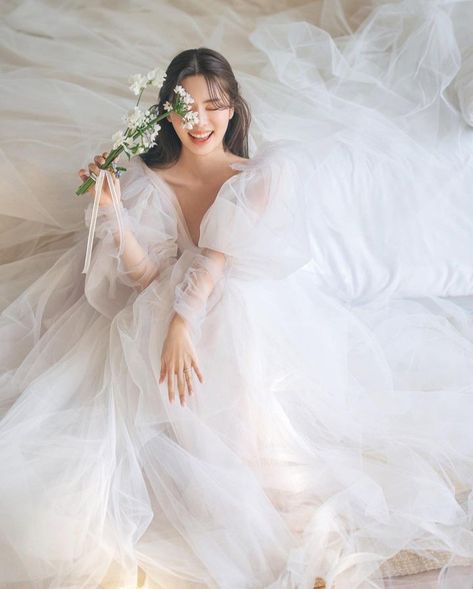 Korean Bride Photoshoot, Pre Wedding Photoshoot Theme, Korean Bride, Bridesmaid Photoshoot, Korean Wedding Photography, Wedding Photo Studio, Wedding Portrait Poses, Bride Photoshoot, Bridal Photoshoot