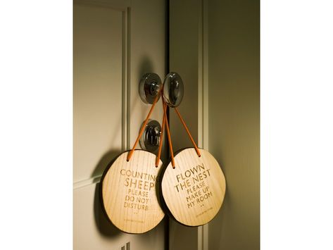 28 Awesome 'Do Not Disturb' Signs That Changed How We Feel About 'Do Not Disturb' Signs Room Signage, Flying The Nest, Don't Disturb Sign, Hotels Around The World, Hotel Inspiration, Door Signs Diy, Hotel Door, Eco Hotel, Welcome Card