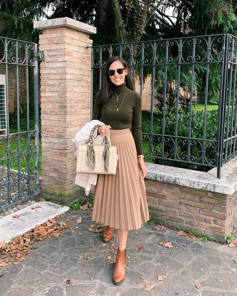 Beige Pleated Skirt Outfit, Beige Skirt Outfit, Beige Pleated Skirt, Outfits Church, Pleated Skirt Outfit, Skirt Outfits Fall, Classy Outfits For Women, Winter Skirt Outfit, Business Casual Outfits For Women