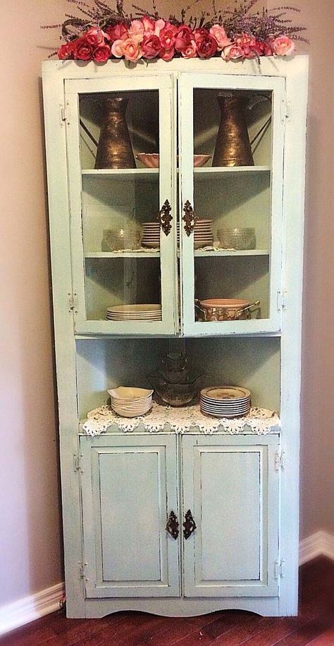 Corner Cabinet Dining Room, Credenza Shabby, Vintage Classroom, Hutch Furniture, Corner Hutch, Muebles Shabby Chic, Cabinet With Glass Doors, Hutch Cabinet, Corner Kitchen Cabinet