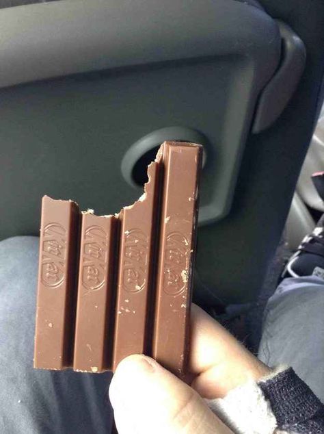 45 Photos That Will Annoy You More Than They Should. Can you make it through this post without muttering “aaarrrggghhh” softly under your breath? Ocd Humor, Ocd Test, Ocd Triggers, Kit Kat Bars, Pet Peeves, Morning Humor, Kit Kat, Random Pics, Make It Through