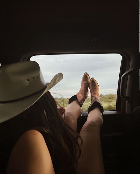 Boots Pictures Aesthetic, Cowgirl Aesthetic Pictures, Western Core Aesthetic Outfits, Wild Western Aesthetic, Cowboy Life Aesthetic, Cowgirl Asethic Pictures, Mid Western Aesthetic, Western America Aesthetic, Clean Country Aesthetic