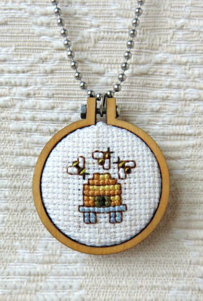 Honeybee Cross Stitch, Bumblebee Cross Stitch, Cross Stitch Pendant Pattern, Cross Stitch Designs Simple, Small Crosstitch Patterns, Bumble Bee Cross Stitch Pattern, Daisy Cross Stitch Pattern Free, Simple Cross Stitch Designs, Micro Cross Stitch Pattern