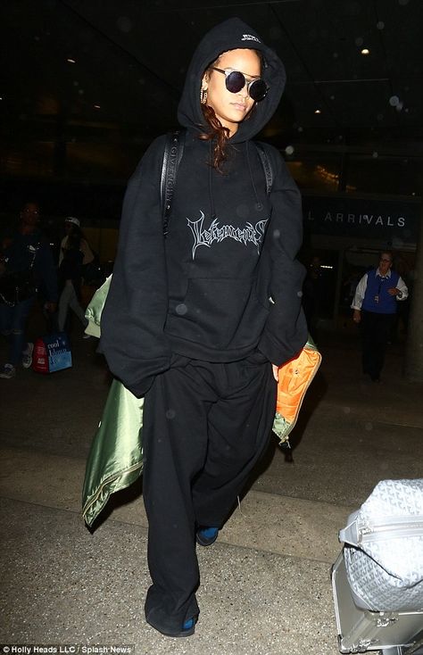 Incognito: Rihanna went low-key in an oversized black ensemble as she arrived at Los Angeles International Airport from Paris after her love-in with beau Travis Scott Vetements Hoodie Outfit, Black Hoodie Outfit, Oversized Hoodie Outfit, Vetements Hoodie, Rihanna Show, Modesty Outfits, Oversized Hoodies, Celebrity Street Style, Hoodie Outfit