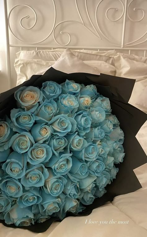 Roses Floral Arrangements, Tiffany Blue Wallpapers, Tiffany Blue Flowers, Baby Blue Eyeshadow, Blue Breakfast, Birkin Mom, Blair Waldorf Aesthetic, Tiffany Rings, Breakfast At Tiffanys