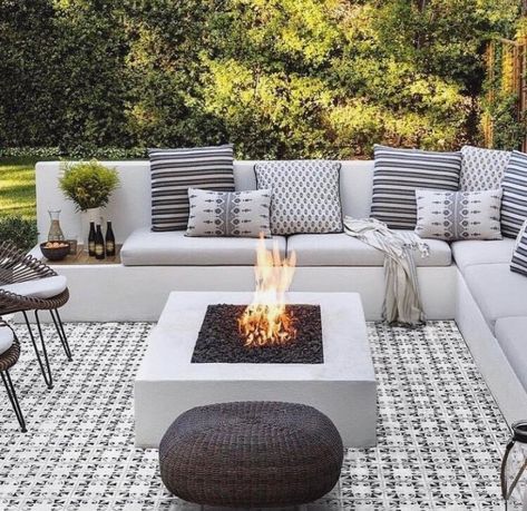 Modern Outdoor Firepit, Outdoor Fire Pit Ideas, Outdoor Fire Pit Area, Fire Pit Decor, Fire Pit Ideas, Outdoor Fire Pit Designs, Modern Fire Pit, Fire Pit Landscaping, Backyard Seating