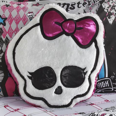 Skull pillow inspiration Monster High Bedroom, Black Room Decor, Girls Cuddling, Skull Pillow, Cuddle Pillow, Girl Skull, Halloween Acrylic Nails, Pillow Inspiration, Skull Logo