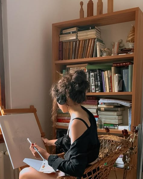 Photo Of Woman Painting, A Woman Painting A Picture, Painter Artist Aesthetic, Artist Vision Board Ideas, Life Drawing Aesthetic, Artist Career Aesthetic, Artist Core Aesthetic Outfits, Creative Woman Aesthetic, Someone Drawing A Picture