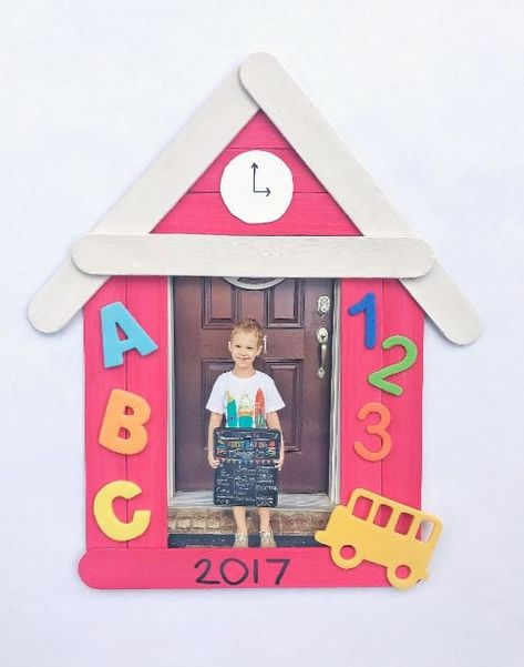 Looking for back to school crafts for preschoolers? These back to school crafts for kids are fun and easy to do on the first day of school. Check out this school craft using popsicle sticks. Back To School Frame Ideas, Back To School Crafts For Preschoolers, Craft Pictures, School Keepsake, First Day Of School Pictures, Photo Frame Crafts, Picture Frame Crafts, Back To School Art, Crafts For Teens To Make