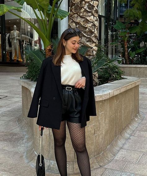 Look tendance : veste de blazer avec un top blanc, un short en cuir noir, des collants en dentelle Gambettes Box et un sac en à main noir en cuir

Instagram : @mariee_ameliee

Trending look: a blazer with a white top, black leather shorts, Gambettes Box lace tights and a black, leather handbag Noir Outfit, Short En Cuir, Short Cuir, Short Noir, Black Leather Shorts, Black Leather Handbag, Presents For Girls, Lace Tights, Trendy Outfit