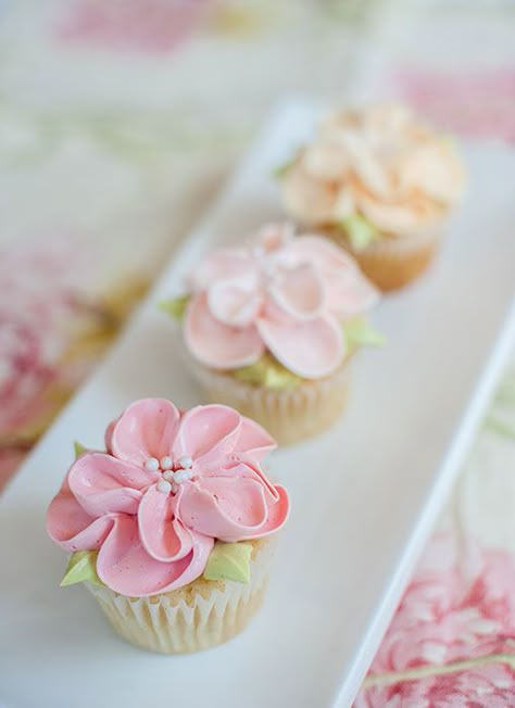 Piped Flowers, Cupcakes Flores, Cupcakes Design, Cupcake Business, Frosting Flowers, Spring Cupcakes, Pretty Cupcakes, Cupcakes Decorados, Beautiful Cupcakes