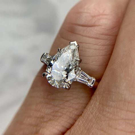 Pear Shaped Engagement Rings And Band, Americana Wedding, Trillion Diamond Ring, Pear Shaped Diamond Engagement Rings, Pear Moissanite Engagement Ring, Pear Ring, Pear Shaped Engagement Rings, Moissanite Engagement Ring Solitaire, Baguette Diamond Rings