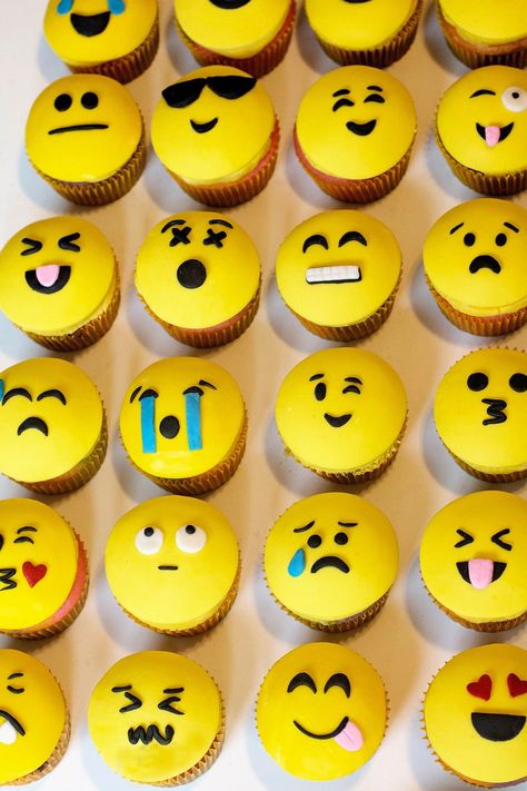 Emoji cupcakes Smile Cupcakes, Smiley Cake, Emoji Cakes, Emoji Cupcake, Emoji Birthday Cake, Farewell Cake, Birthday Cupcakes Boy, Emoji Cupcakes, Emoji Cake