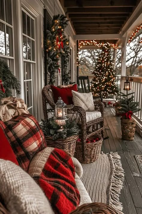 Victorian Porch Christmas Decor, Ranch Home Christmas Outdoor Decor, Country Front Porch Christmas Decor, Christmas Back Porch Ideas, Christmas Farm Decorations, Country Christmas Porch Ideas, Rustic Christmas Front Porch Ideas, Country Christmas Outdoor Decorations, Christmas Country Home Decor