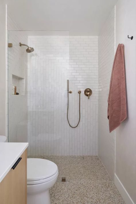 You Don't Need a Tub for a Luxurious Bathroom: Simple Tips to Get a Spa Space. Showers Without Doors, Walk In Shower Ideas, Doorless Shower, Tile Layout, Interior Tiles, Scandinavian Bathroom, Luxurious Showers, Spa Like Bathroom, Small Showers