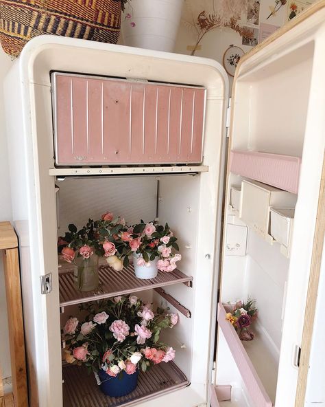 Flowers In Fridge, Flower Fridge, Pink Fridge, Bouquet Centerpiece, Vintage Fridge, Millenial Pink, Pretty Garden, Floral Studio, Pink Vibes