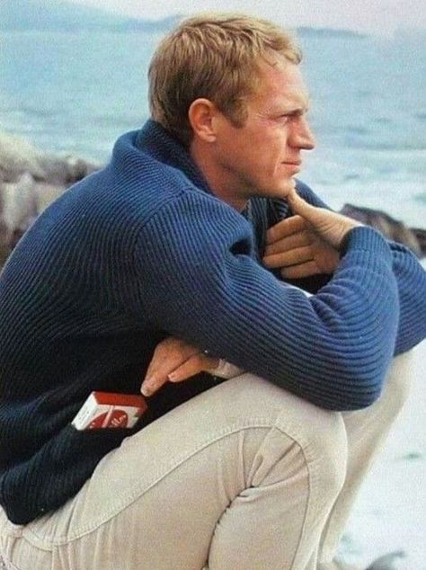 We explore alternatives for the iconic blue shawl collar cardigan the King of Cool wore in the classic photos by William Claxton in 1964. Actor Steve Mcqueen, Steve Mcqueen Style, Klasik Hollywood, Steven Mcqueen, Steve Mc, Blue Shawl, Shawl Collar Cardigan, Actrices Hollywood, Collar Cardigan