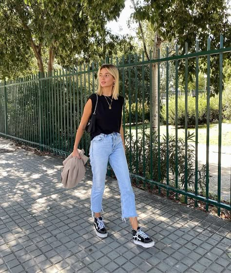 Subtle Feminine Style, California Casual Outfits, Outfits Faciles, Vans Outfit Aesthetic, Casual Sneakers Outfit, Vans Outfit Summer, Basic Tee Outfit, Casual Uni Outfits, Estilo Vans