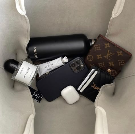 Inside My Bag, Handbag Essentials, Luxury Lifestyle Dreams, What In My Bag, Classy Aesthetic, Future Lifestyle, Foto Ideas Instagram, Old Money Aesthetic, Essential Bag