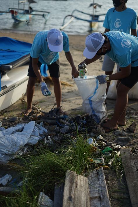 Volunteering allows you to share your skills and expertise, empowering others and fostering a sense of accomplishment #community #wellbeing Chelsea Blue, Ocean Cleanup, Leaf Photography, Environmental Change, Open Source Projects, Technology World, Venture Capital, Water Plants, South Korean