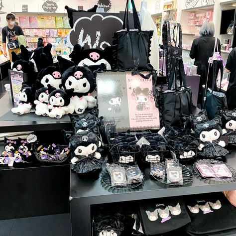 🎀🎃 The Limited Time Kuromi Store opened at DiverCity Tokyo Plaza this October, Kuromi's birth month! ✨ We didn't miss the chance to check all these Kuromi merch! 😍 Which kawaii items would you get? 💗 #sanrio #kuromi #kuromicore #kuromiandmymelody Kuromi Room Decor, Kuromi Merch, Kuromi Items, Kuromi Bedroom, Kuromi Birthday Party, Kuromi Accessories, Kuromi Core, Kuromi Things, Kuromi Room