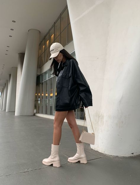 Chunky White Boots Outfit, Square Boots Outfit, White Chunky Boots Outfit, White Platform Boots Outfit, Platform Boot Outfit, White Ankle Boots Outfit, Seattle Outfits, White Chunky Boots, Chunky Boots Outfit