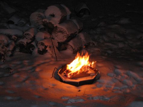 Campfire In The Snow | Flickr - Photo Sharing! Christmas Tv Shows, Fire Goddess, End Of Winter, Fire Pits, Winter Solstice, Christmas Vacation, Winter Fun, Outdoor Fire, Baby Cold