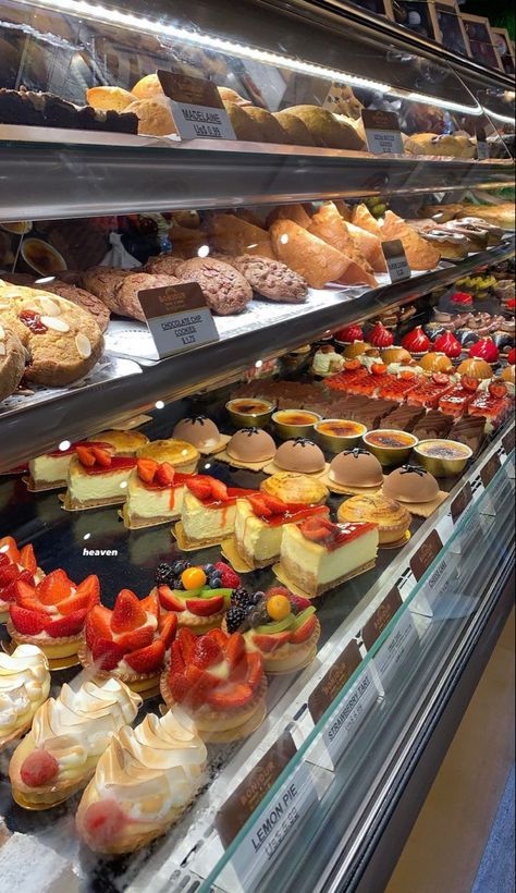 Honey Pancakes, Pastry Display, Italian Bakery, Dessert Shop, Food Obsession, Cafe Food, Interesting Food Recipes, Yummy Food Dessert, Pretty Food