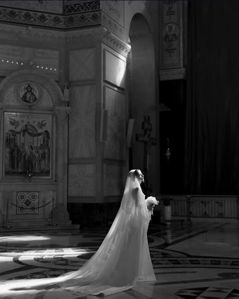 Cathedral Veil Pictures, Bridal Portraits Aesthetic, Alter Wedding Photos, Cathedral Wedding Pictures, Cathedral Wedding Photography, Cathedral Wedding Photos, Classic Wedding Portraits, Unique Bridal Portraits, Wedding Gown Photoshoot