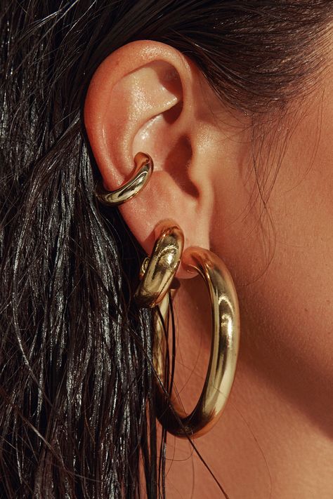 Any outfit, every day, all occasions. Sculpted in a two-inch arc, our 18K gold filled hoops are the style that unites true hoop girls and those who just dabble in the art. Wear solo or alongside other hoops in a graduating stack. Jewelry Collection Handcrafted in Brazil 18k Gold Filled Thickness: 7mm Diameter: 2" Weight: 0.55 oz Waterproof Hypoallergenic.#jewelrylover #handcraftedjewelry #jewelryinspiration #jewelrydesign #jewelryobsessed #jewelryoftheday #jewelrygoals #jewelryfashion #jewelrytrends Stack Jewelry, Chunky Gold Earrings, Chunky Gold Jewelry, Thick Gold Hoop Earrings, Thick Gold Hoops, Thick Hoop Earrings, Luxe Jewelry, Naked Wardrobe, Earring Designs