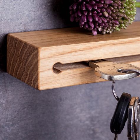 Aufbewahrung - Schlüsselbrett - ein Designerstück von Woods bei DaWanda Key Organiser, Key Holder Diy, Key Board, Wooden Key Holder, Key Rack, Diy Holz, Wooden Projects, Small Wood Projects, Key Hooks