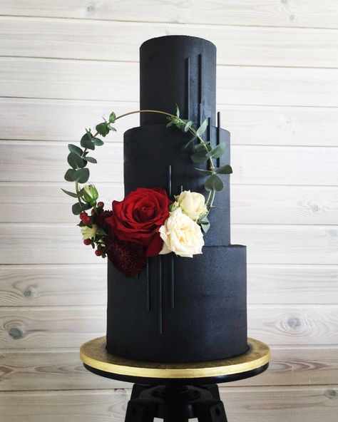 Black Fondant Cake, Black Simple Wedding, Black Wedding Cake, Contemporary Wedding Cakes, Flower Desserts, Black Fondant, Piping Techniques, Black Wedding Cakes, Green Cake