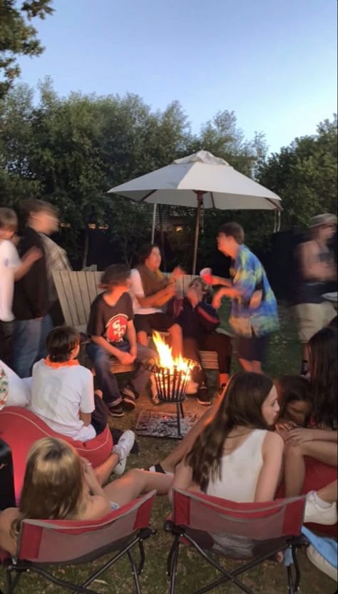 Family Parties Aesthetic, Backyard Rager Party, Southern Party Aesthetic, Family Gatherings Aesthetic, Cookout With Friends, Backyard Bonfire Aesthetic, Bbq With Friends Aesthetic, Big Friendgroups, Family Fun Aesthetic