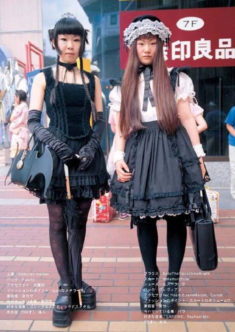 very gothy lolita's! #FRUiTS Estilo Harajuku, Kei Visual, Goth Outfit, Harajuku Fashion Street, Harajuku Girls, Style Kawaii, Diy Vetement, Tokyo Fashion, Grunge Goth