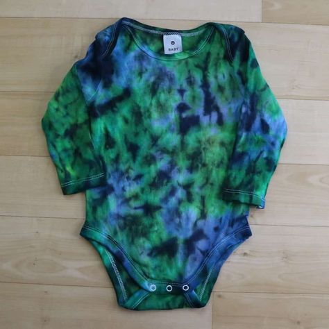 Tie-dyed onesies make the best baby shower presents! Here are three more patterns for you to create your own cute baby onesies. Easy Tye Dye Patterns, Tye Die Patterns, Tye Dye Patterns, Cute Onesies, Kid Projects, Baby Shower Presents, Tie Dye Pattern, Tie Dyed