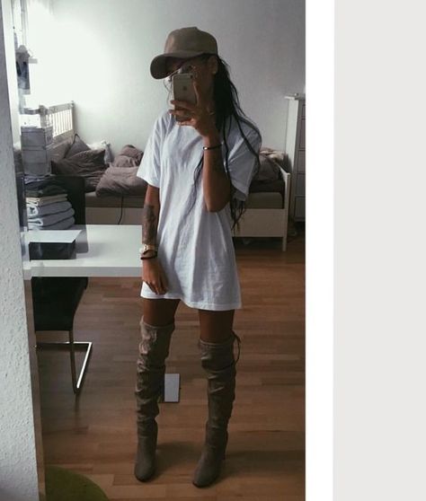 Outfits With Knee High Boots, Knee Boots Outfit, High Boots Outfit, Trendy Swimwear, Cooler Look, Looks Style, Ladies Dress Design, Mode Inspiration, Boots Outfit